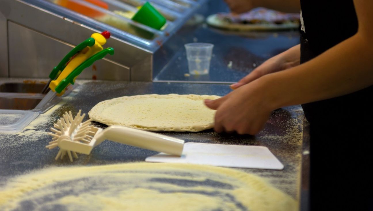 haciendo masa de pizza