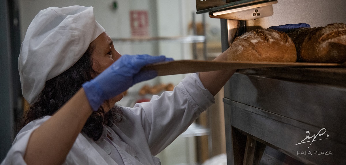 panadera sonriendo con panes